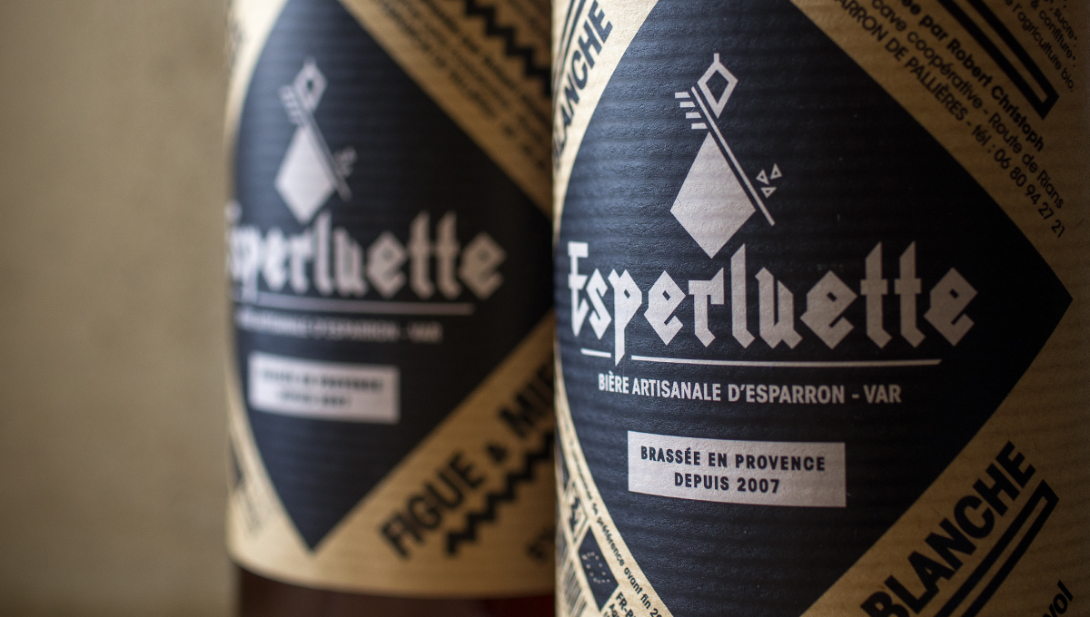 Les étiquettes de l'Esperluette en gros plan. Les étiquettes de l'Esperluette collées sur les bouteilles, avec un léger flou artistique. vidéo marseille
